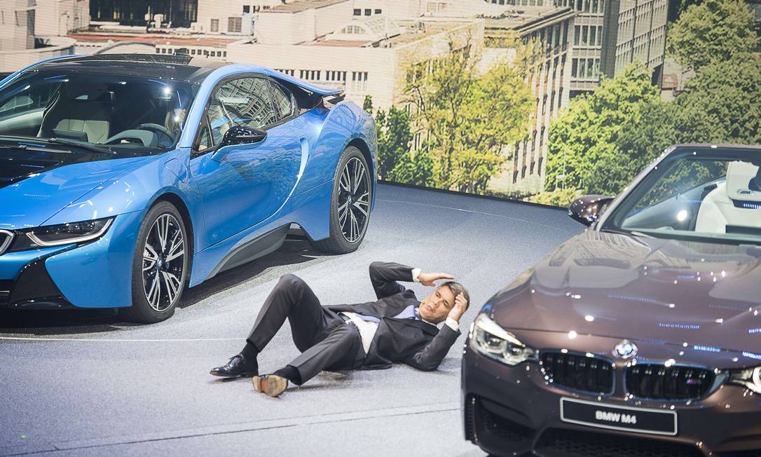 Executivo-chefe da BMW passa mal no Salão de Frankfurt - Jornal O Globo