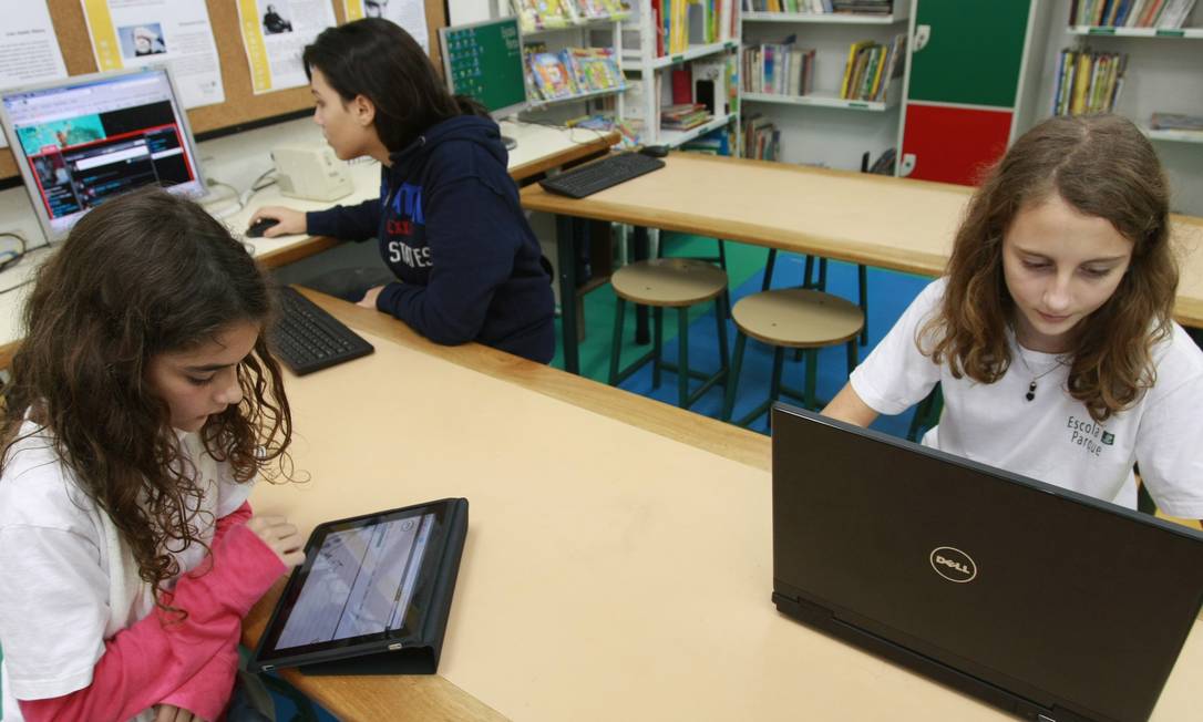 Apenas 35,6% das escolas de ensino fundamental no Brasil têm internet para os alunos, segundo Censo Escolar do Inep Foto:
Carlos Ivan
/
Agência O Globo
