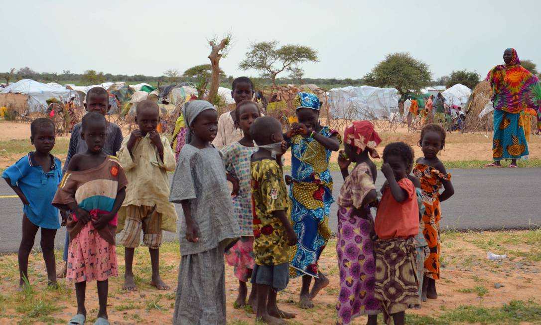 No campo de Assaga, crianças esperam ajuda humanitária Foto: BOUREIMA HAMA / AFP