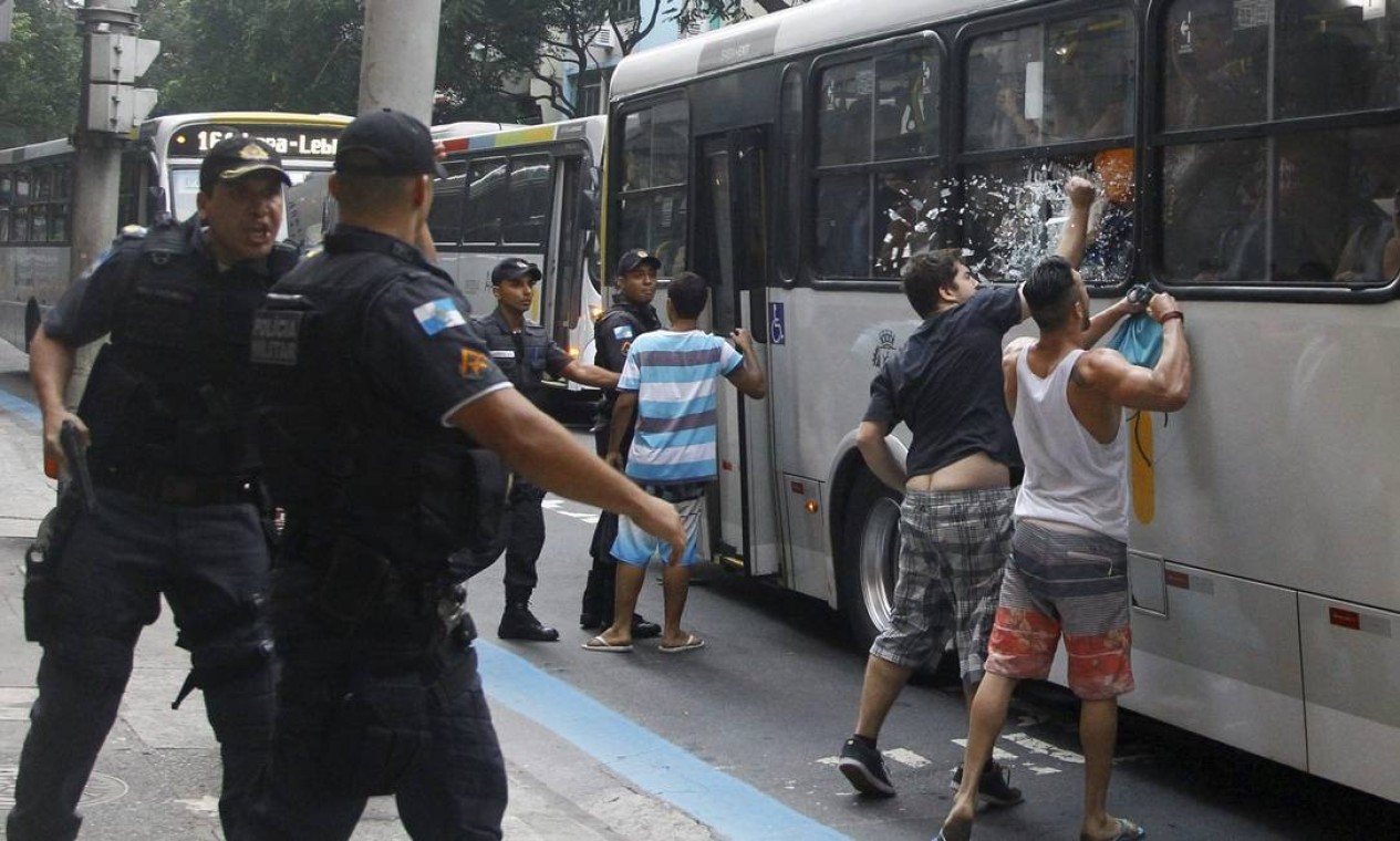 Jovens de classe média em Copacabana entram em confronto com passageiros de ônibus a caminho da Zona Norte Foto: Marcelo Carnaval / Agência O Globo