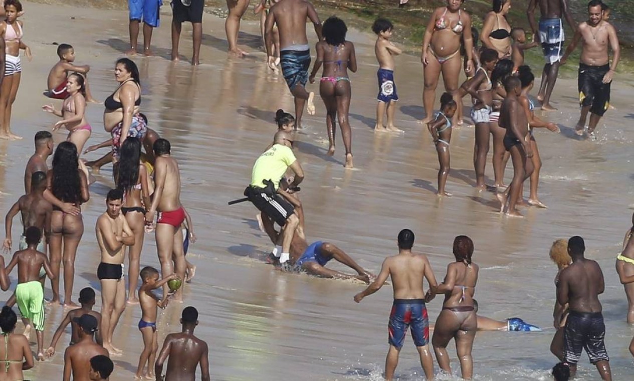 Jovem é imobilizado na Praia do Arpoador Foto: Domingos Peixoto / Agência O Globo