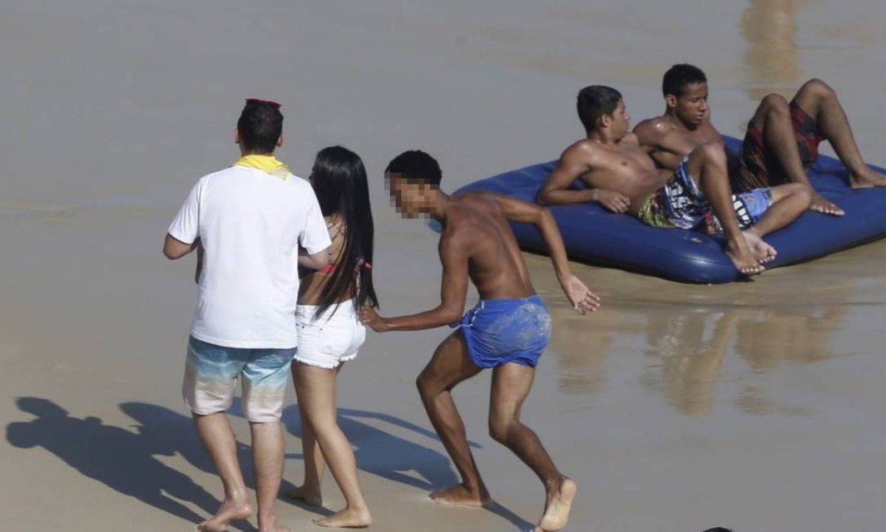 Casal é roubado na praia do Arpoador Foto: Domingos Peixoto / O GLOBO