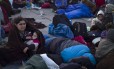 
Refugiados sírios passam a noite em estação na fronteira entre Hungria e Áustria, perto de Nickelsdorf
Foto: Muhammed Muheisen / AP