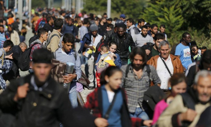 Migrantes desembarca em estação croata para seguir caminho Foto: ANTONIO BRONIC / REUTERS