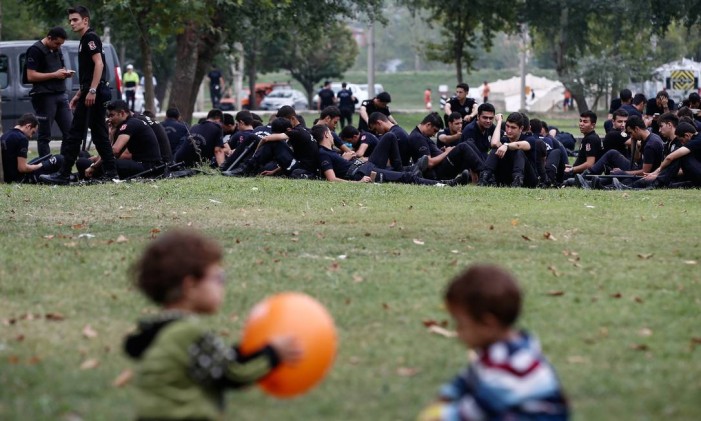 Crianças sírias brincam na fronteira turca com Grécia e Bulgária Foto: Emrah Gurel / AP