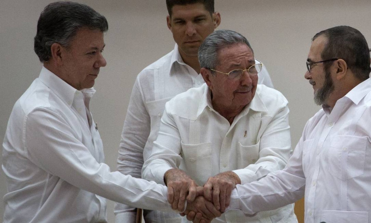O presidente de Cuba, Raul Castro, intermedia o acordo de paz entre o presidente colombiano Juan Manuel Santos e o líder máximo das FARC, Timoleon Jimenez Foto: Desmond Boylan / AP
