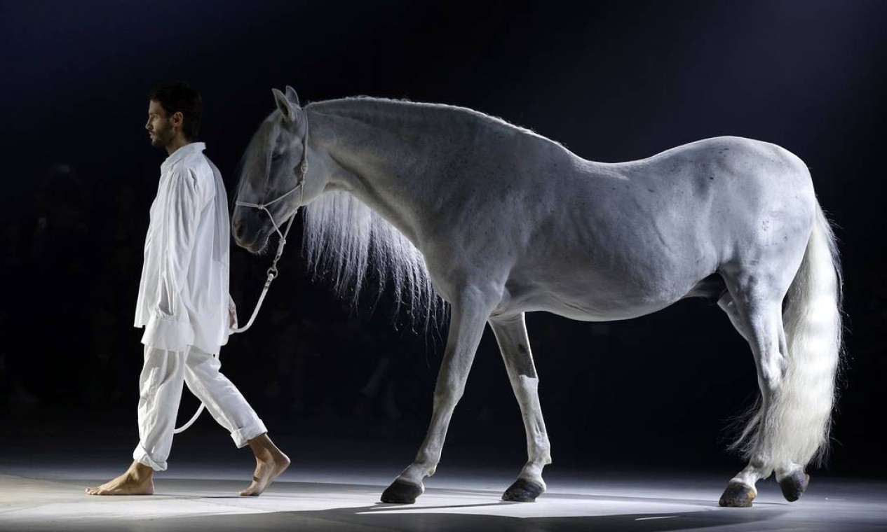 O estilista Simon Porte, da grife Jacquemus, levou um cavalo para a passarela Foto: FRANCOIS GUILLOT / AFP