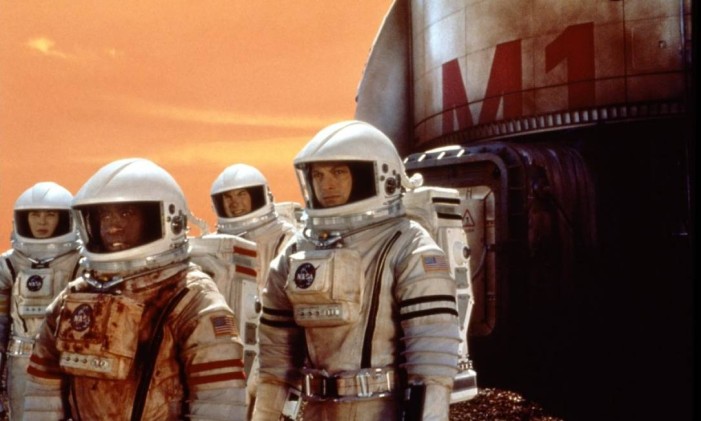 Don Cheadle, à frente, conduz astronautas no filme "Missão: Marte" Foto: Reprodução
