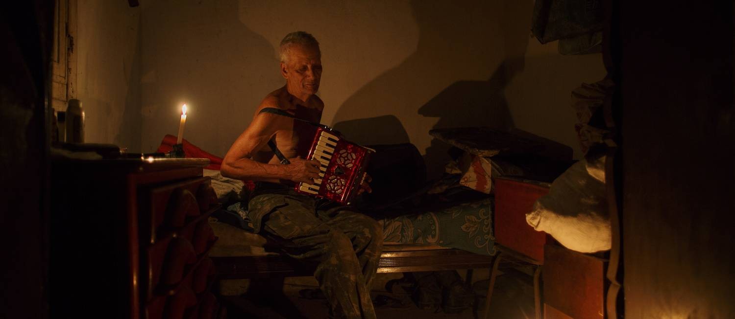Retrato do Seu Arnaldo, com seu acordeon de oito baixos, no quarto onde dorme ouvindo radio de pilha, no alto da Serra da Virgem Maria Foto: Daniel Marenco / Agência O Globo