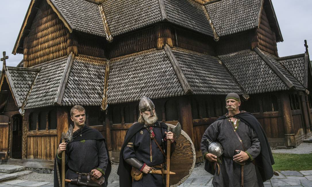 Foto de Pessoas Andando Na Tradicional Aldeia Na Noruega Ao Pôr Do