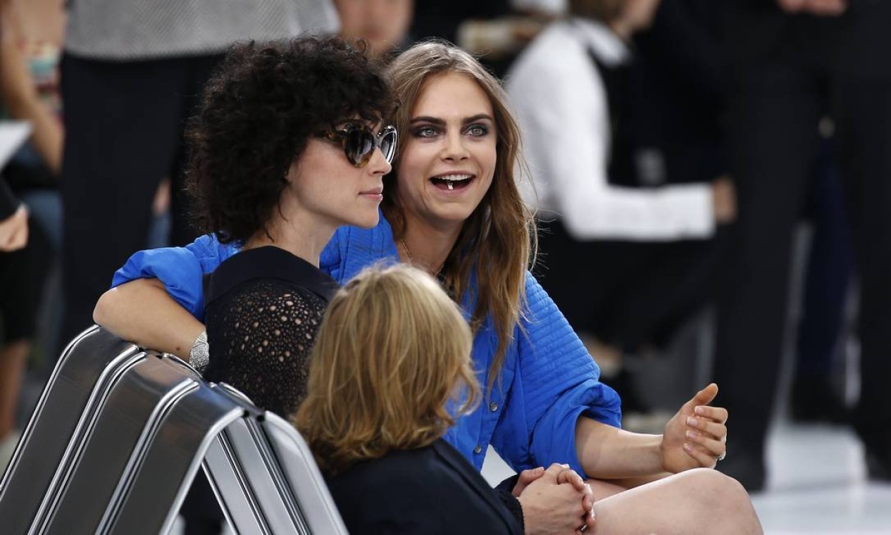 Cara Delevingne aparece em desfile em Paris ao lado da namorada e com ...