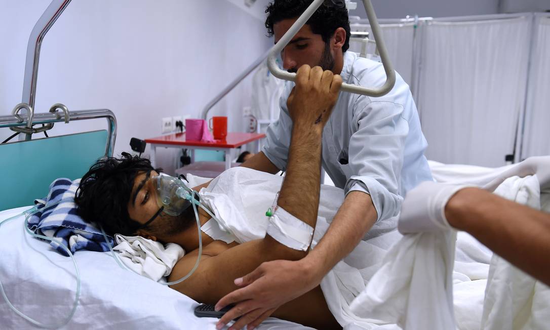 MSF improvisou atendimento aos próprios funcionários atingidos Foto: WAKIL KOHSAR / AFP