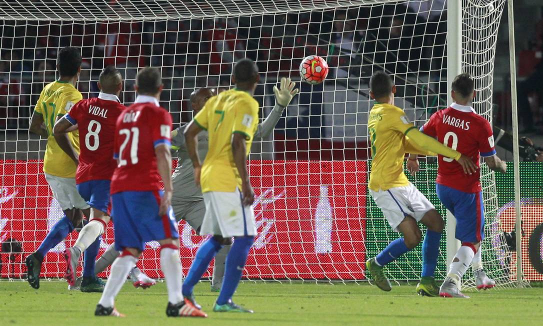  Vargas, à direita, marcou o primeiro gol do Chile Foto: Claudio Reyes / AFP