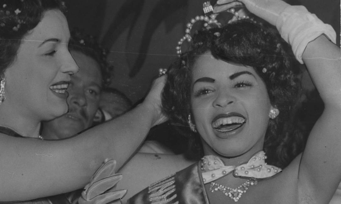 500 ANOS - BRASIL 500 ANOS - EMILINHA BORBA PASSA A FAIXA DE "RAINHA DO RÁDIO" PARA ANGELA MARIA. 1954. CDI. Foto: ARQUIVO/1954
