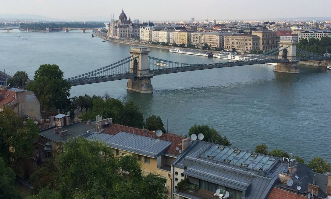 
A Ponte das Correntes, sobre o Rio Danúbio, liga Peste a Buda, na capital da Hungria
Foto: Zean Bravo /
O Globo
