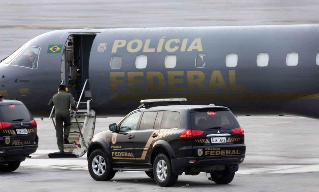 Pizzolato seguiu para Brasília em avião da Polícia Federal Foto: Fernando Donasci / O Globo