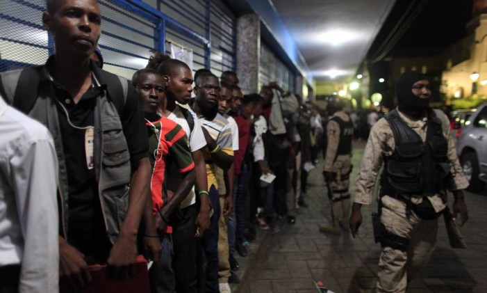 
Haitianos aguardam em vila para votar no bairro de Petion-Ville, em Porto Príncipe
Foto: Ricardo Arduengo / AP