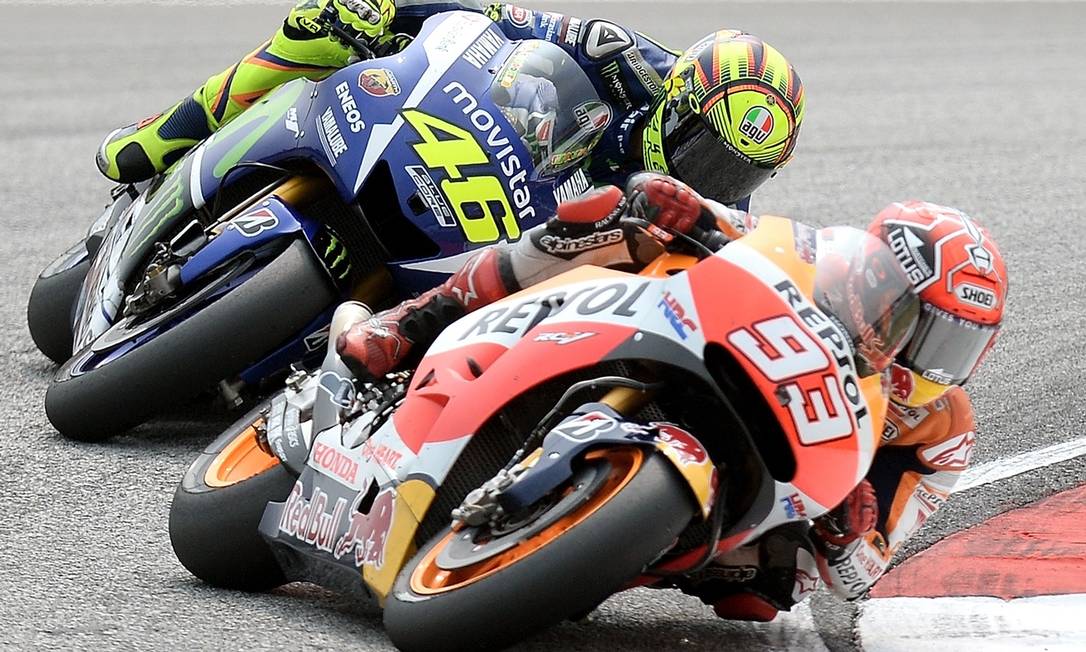 Rossi chuta e derruba rival na curva durante prova da MotoGP