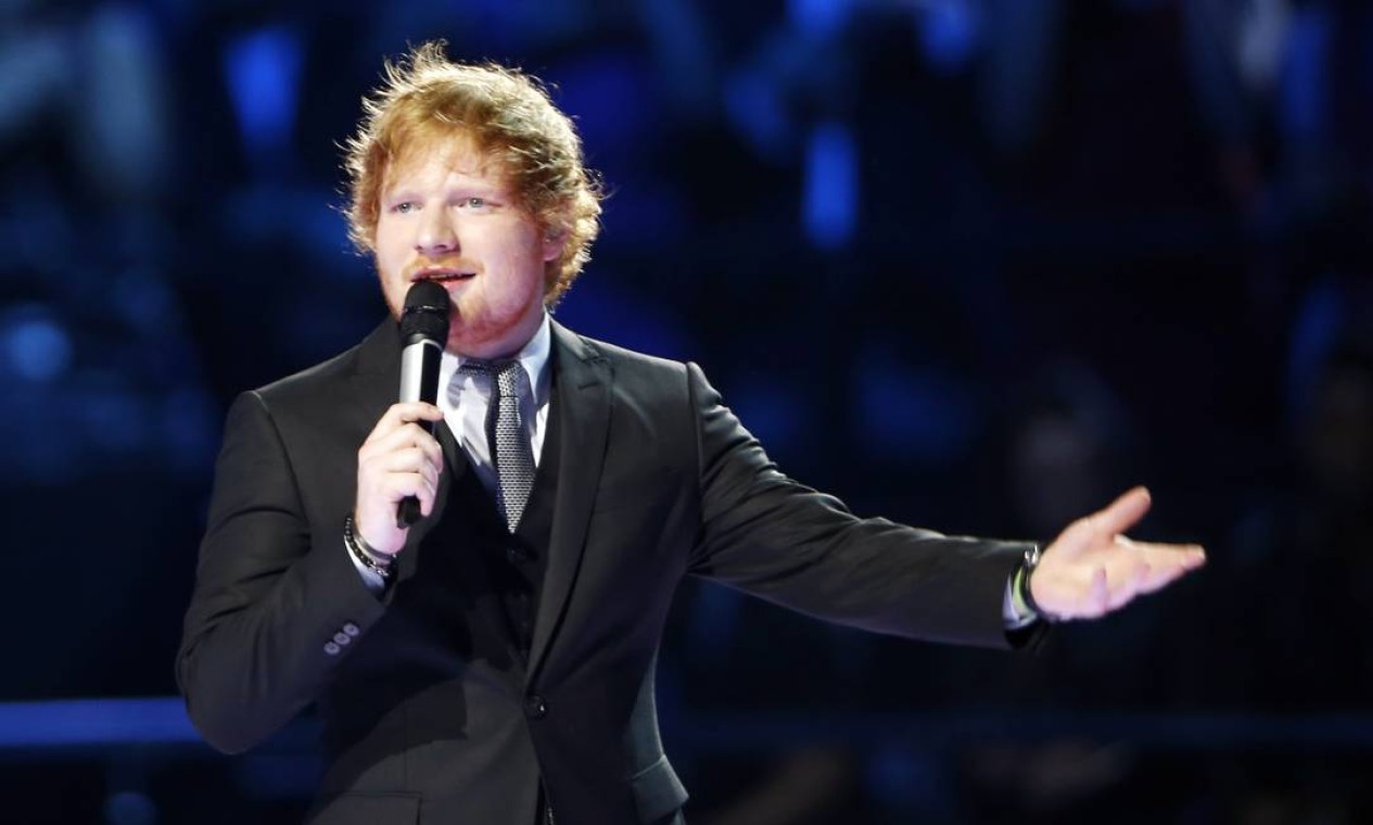 Ed Sheeran diz que evita mictórios pois sempre tentam dar uma