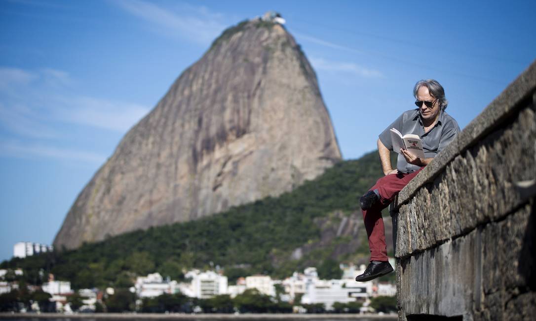 No futuro de Fausto Fawcett, violinos cheios de aplicativos são cravados no alto dos morros cariocas Foto: Guito Moreto / Agência O Globo