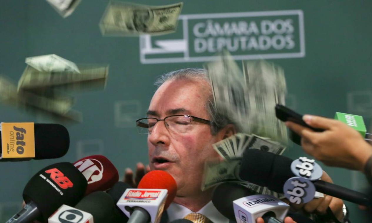 Militante jogou notas falsas de 100 dólares sobre Cunha Foto: Divulgação / Lula Marques /Agência PT