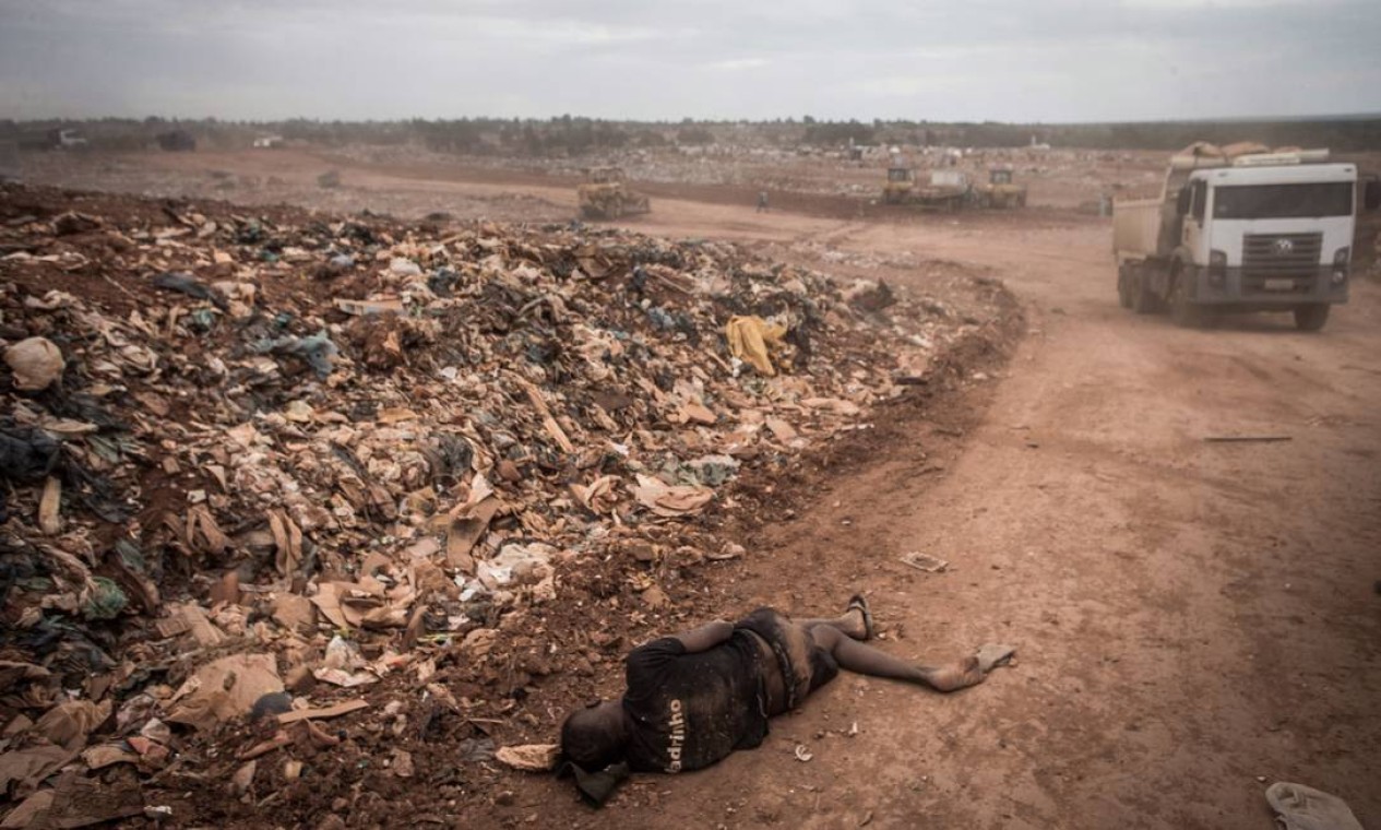 Quase 3 mil toneladas são retiradas do lixão diarimante por catadores Foto: André Coelho / Agência O Globo
