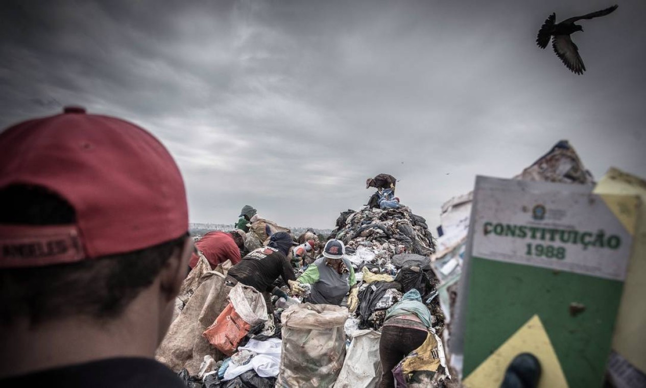 Prazo estipulado o fim dos lixões em todo o país venceu em agosto de 2014 Foto: André Coelho / Agência O Globo