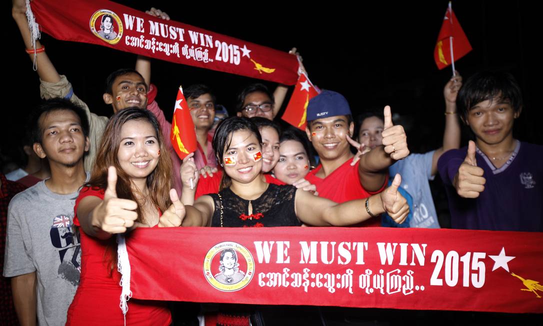 Apoiadores da Liga Nacional pela Democracia, partido da ativista Aung San Suu Kyi, celebram após eleições em Mianmar. EUA consideraram pleito "um passo importante" na transição do país para a democracia Foto: Khin Maung Win / AP