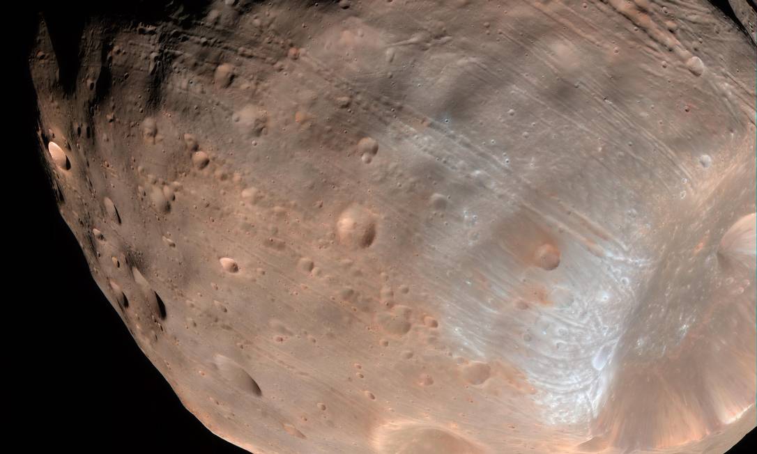 
Imagem da lua marciana de Phobos mostra as fendas que parecem irradiar da cratera Stickney, mas que de acordo com novo modelo seriam marcas de estresse causadas pela gravidade de Marte
Foto:
NASA/JPL-Caltech/Universidade do Arizona
