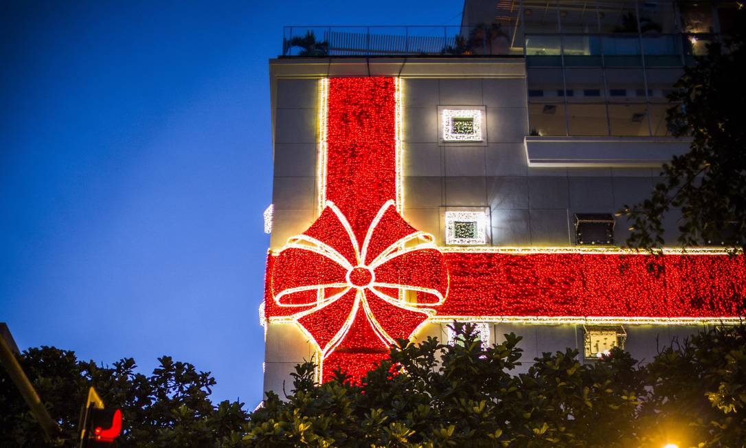 Árvore de Natal com lâmpadas de LED gasta um quinto da convencional -  Jornal O Globo