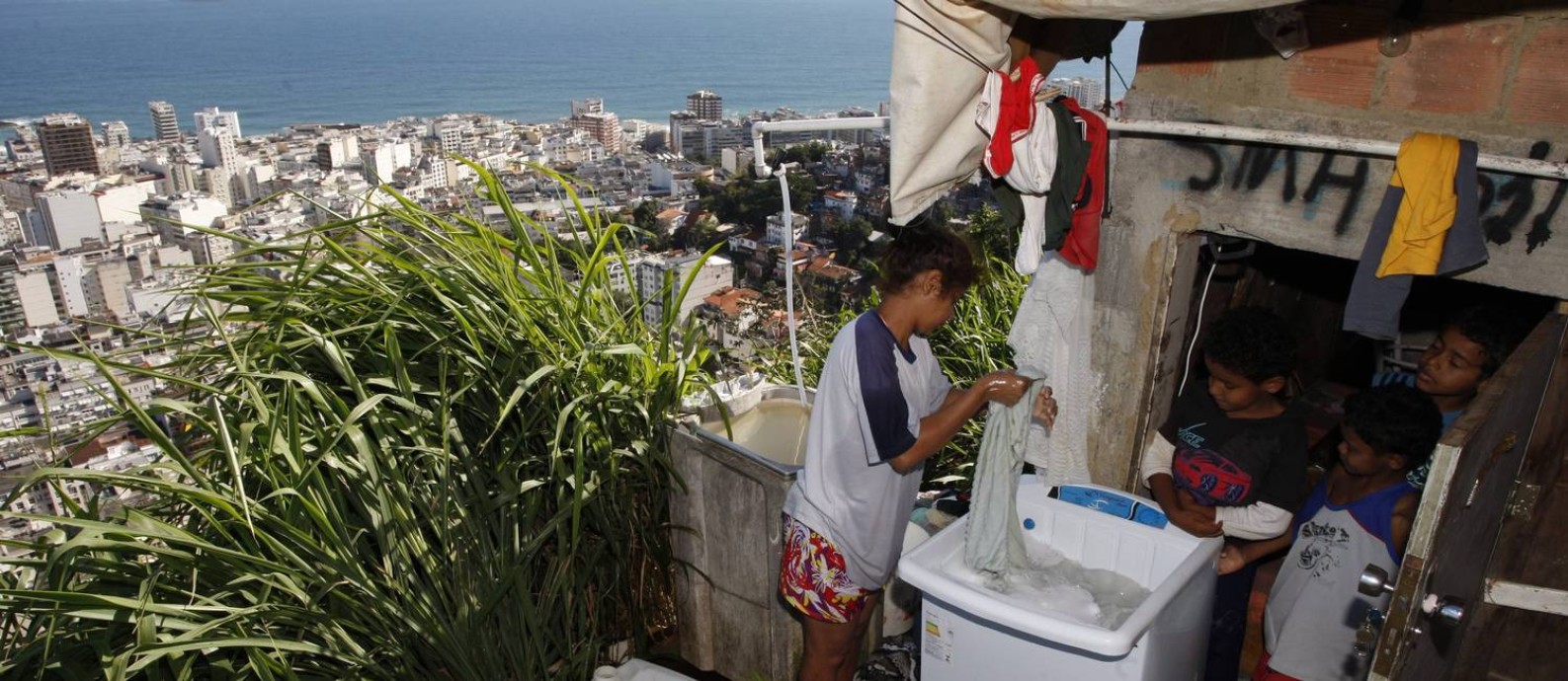 
Moradores na favela do Pavão Pavãozinho, no bairro de Copacabana, no Rio
Foto:
/
Domingos Peixoto
