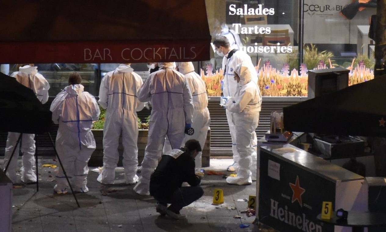Especilaistas forenses periciam local de um dos atentados em Saint-Denis, próximo ao Stade France, onde ocorreram duas explosões Foto: FRANCK FIFE / AFP