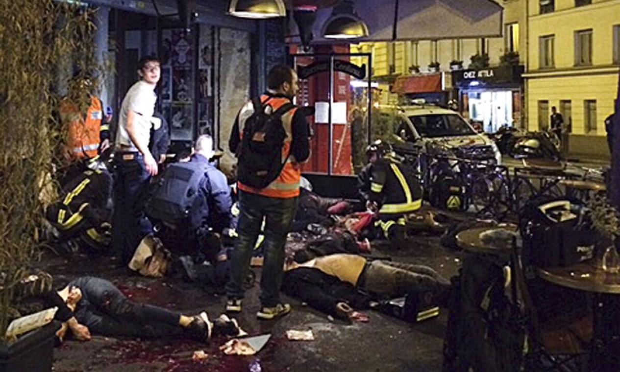 Vítimas atingidas por tiros na porta do restaurante La Bell Equipe Foto: Anne Sophie Chaisemartin / AP
