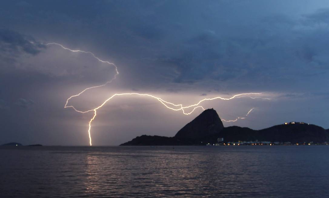 
Raio atinge o Rio durante um temporal em fevereiro de 2013: ocorrência de El Niño extremo como o observado desde julho provoca elevação de 20% no número de tempestades elétricas no Sudente durante o verão, diz estudo do Elat/Inpe
Foto:
Marcelo Carnaval
