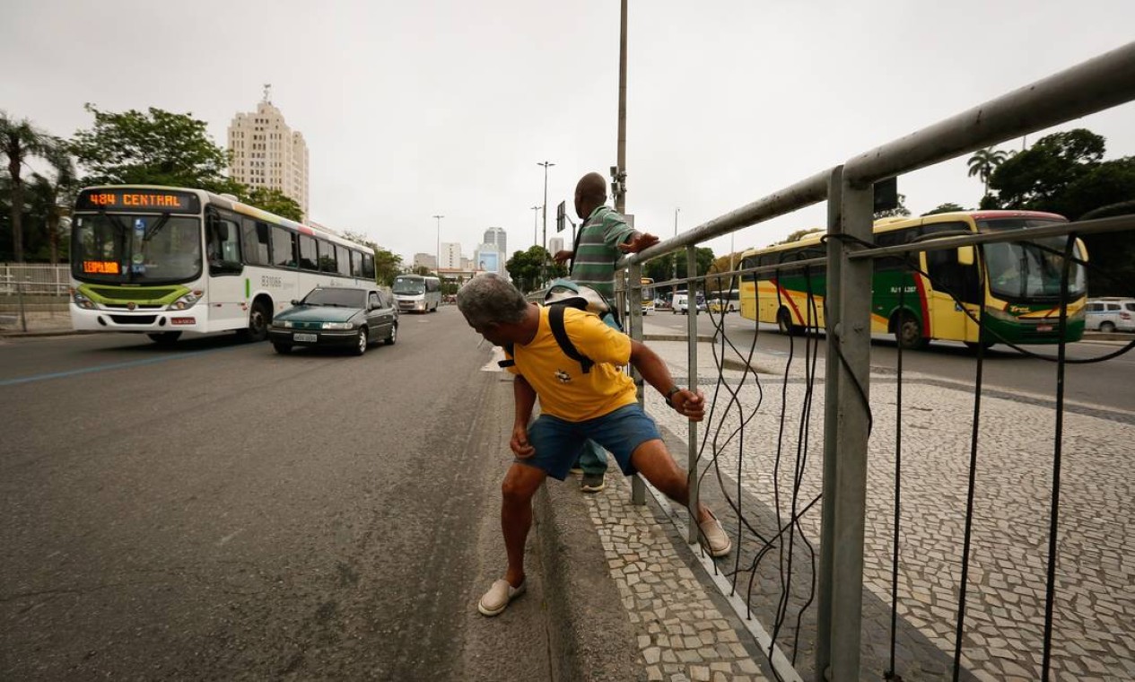 Homem coloca a vida em risco ao atravessar a Avenida Presidente Vargas fora do sinal Foto: Pablo Jacob / Agência O Globo