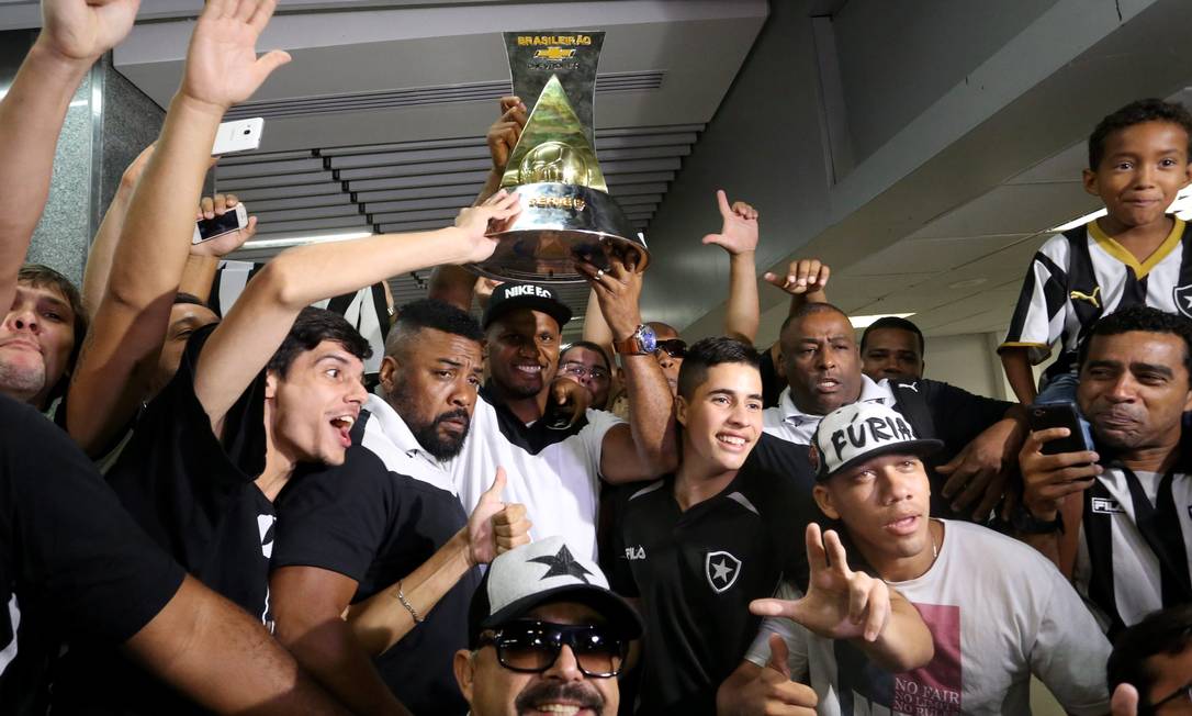 Botafogo desembarca no Rio com a taça de campeão da Série B Jornal O