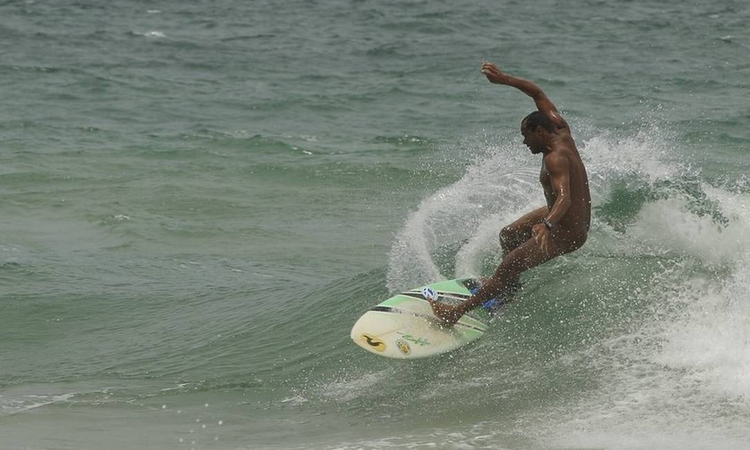 
Surfistas naturistas da Paraíba fazem manobras na Praia do Abricó, na Zona Oeste
Foto:
Agência O Globo
/
Gabriel de Paiva
