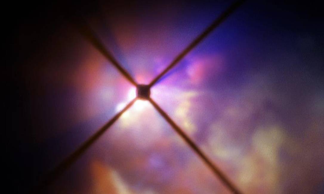 
Imagem da nuvem de detritos em torno da hipergigante vermelha VY Canis Majoris obtida com o instrumento Sphere, instalado em uma das unidades do telescópio VLT, do ESO, no Chile: poeira com tamanho grande o bastante para ser ‘empurrado’ pela radiação da estrela, mas pequeno o suficiente para não ‘afundar’ de volta nela
Foto:
ESO
