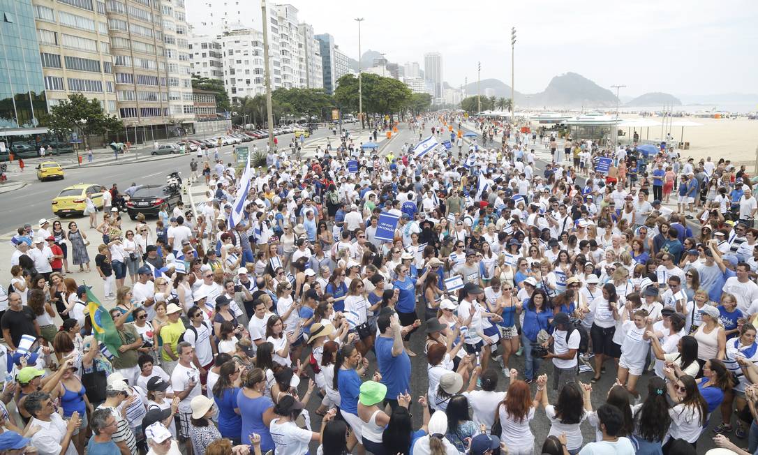 FIERJ realiza caminhada em Copacabana em apoio a Israel contra o terrorismo  - Super Rádio Tupi