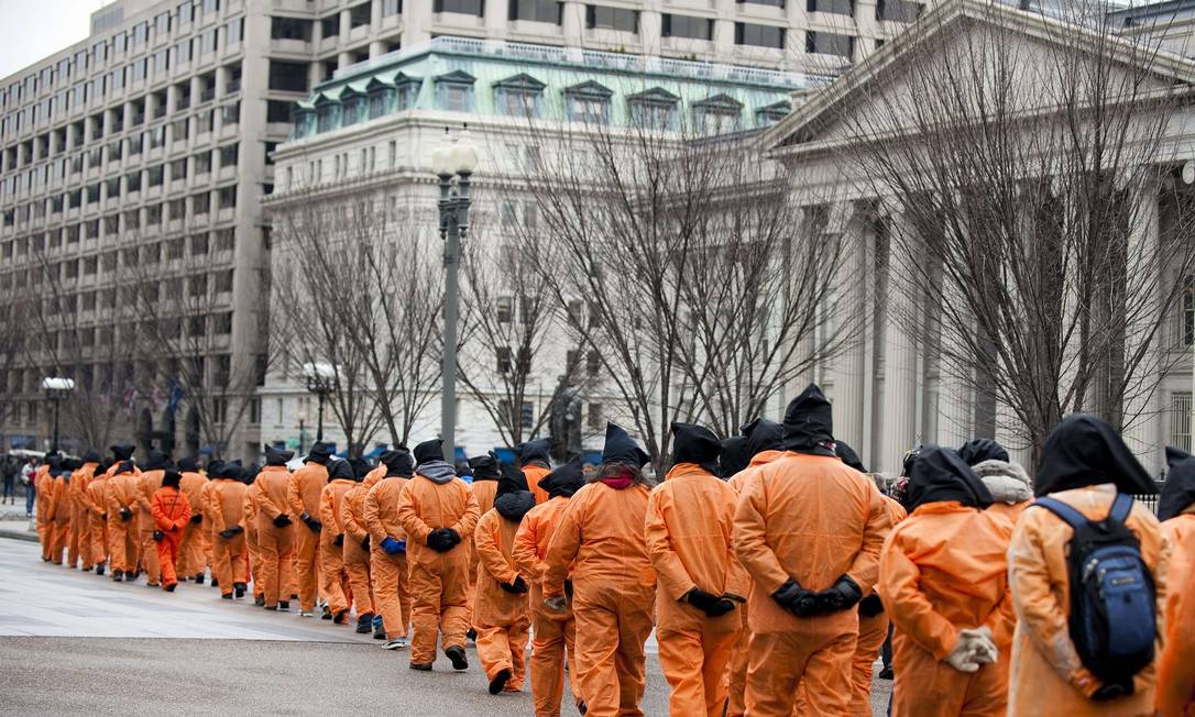
Manifestantes protestam em Washington pelo fechamento da prisão de Guantânamo: local é alvo de denúncias de torturas
Foto:
JIM WATSON
/
AFP
