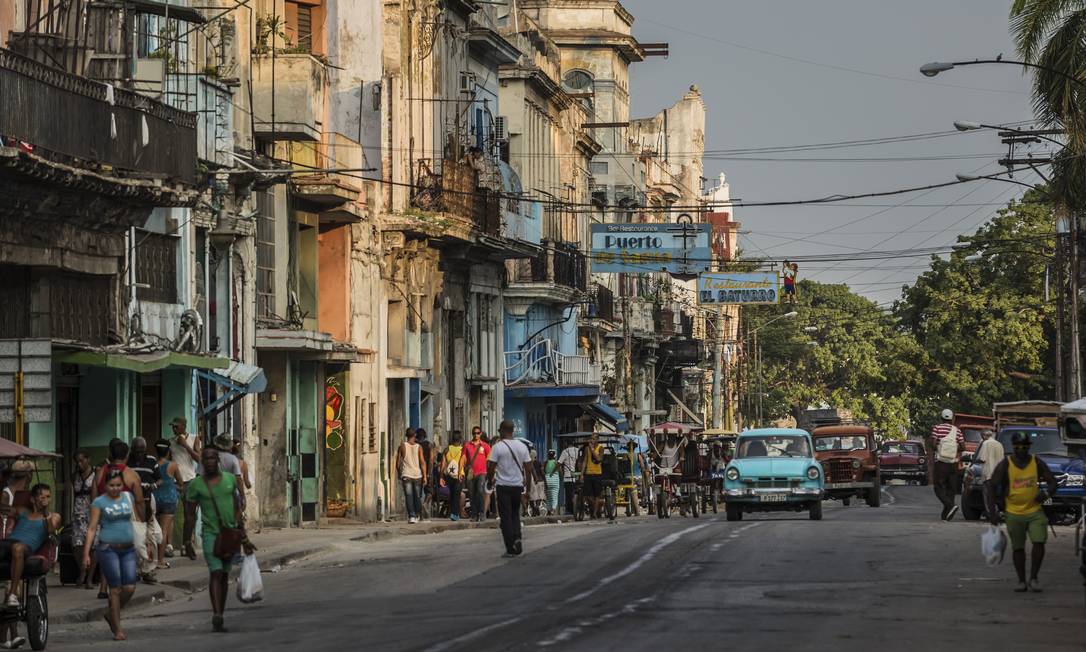 Uma rua em Havana, capital cubana, conhecida pelos melhores charutos no mundo Foto: MERIDITH KOHUT / NYT