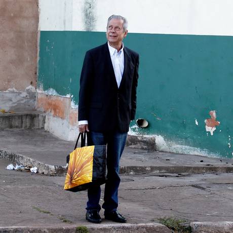 Secretário de Educação de SP entrega carta de demissão 