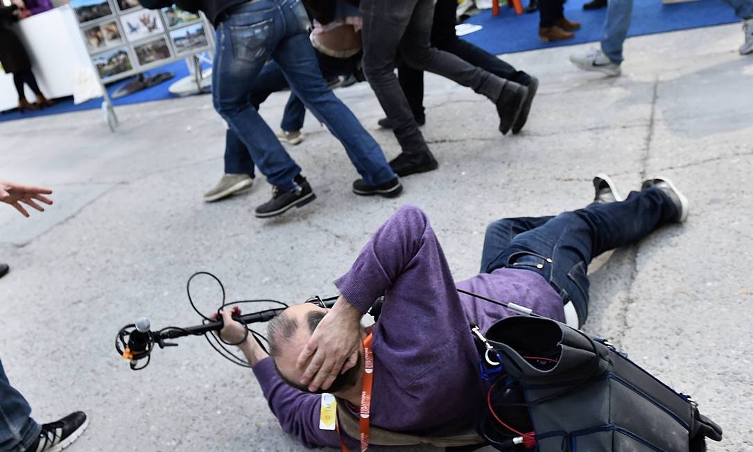 
Jornalista cai no chão após policiais evacuarem protestos em Paris durante a COP 21
Foto:
LOIC VENANCE
/
AFP
