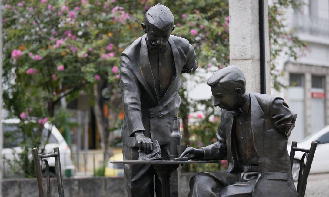 Estátua de Noel Rosa é alvo de vandalismo mais uma vez - Jornal O Globo