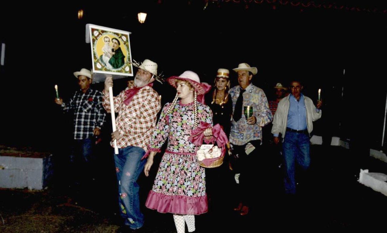 Uma das fotografias mostra uma festa junina com o ex-presidente Foto: Divulgação