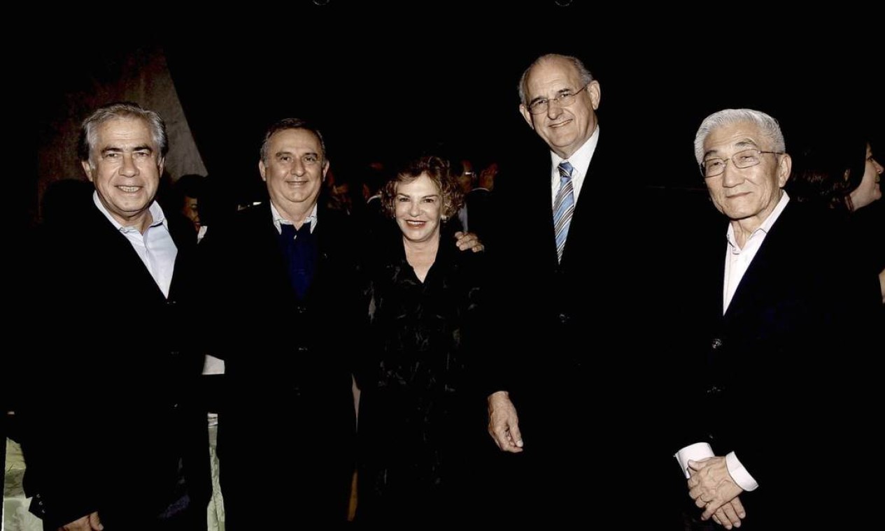 Nesta imagem, o pecuarista aparece ao lado da ex-primeira-dama Marisa Letícia e do ex-presidente do STF, Nelson Jobim Foto: Divulgação