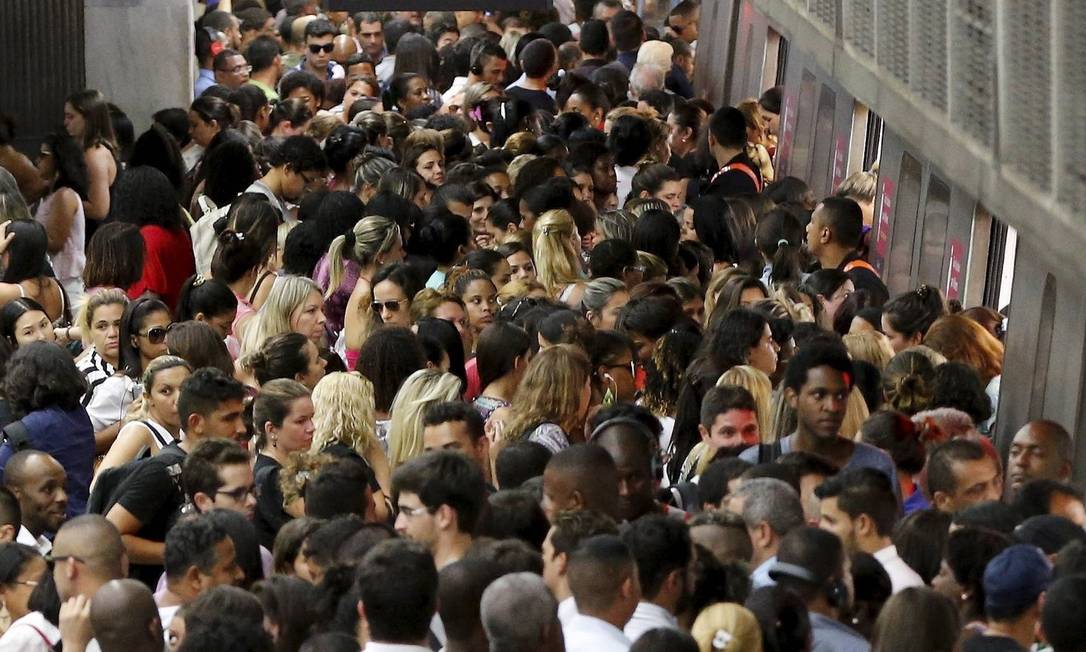 Multidão. Plataforma lotada na estação Central do metrô, que faz integração com os trens da SuperVia: concentração de passageiros é grande durante todo o dia Foto: Domingos Peixoto