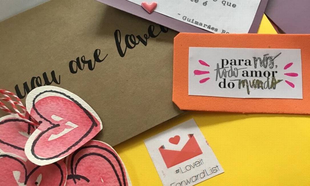 
Love it Forward: a jornalista Carolina Arêas junto com um grupo de amigos e voluntários manda cartas para quem precisa de apoio
Foto:
Divulgação
