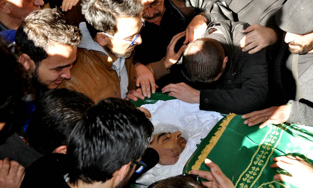
Parentes e amigos velam o corpo de Naji Jerf, na cidade turca de Gaziantep: jornalista e documentarista sírio foi mais um dos ativistas assassinados na Turquia
Foto:
AFP
/
28-12-2015
