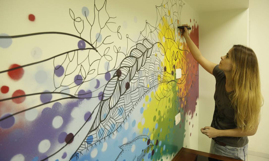 Ilustrações feitas com caneta tipo marcador invadem paredes - Jornal O Globo